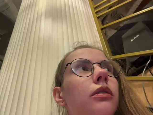 VikkiExtraCheese's chat room