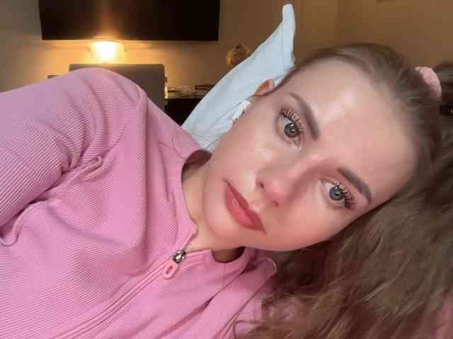 VikkiExtraCheese's chat room