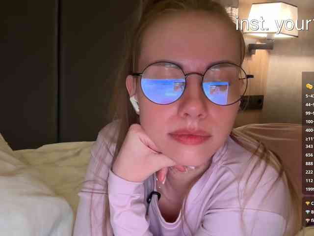 VikkiExtraCheese's chat room