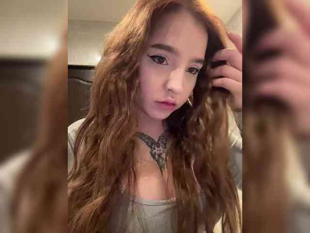 LittleDelora's chat room