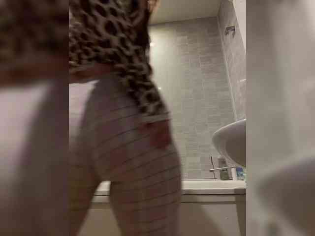 LittleDelora's chat room