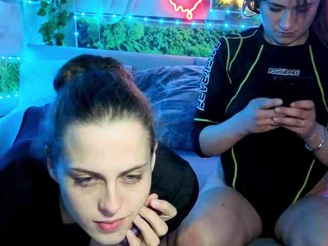2Laski2's chat room