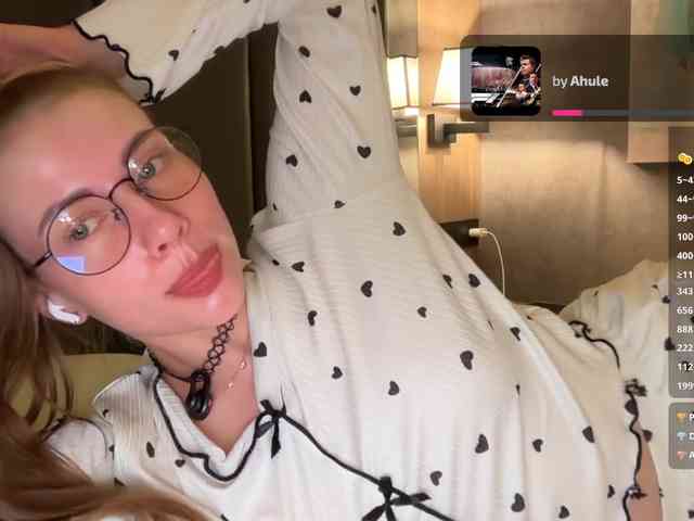 VikkiExtraCheese's chat room