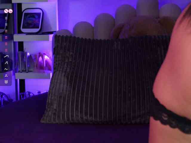 AngelaMyst's chat room