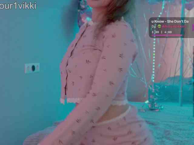 VikkiExtraCheese's chat room