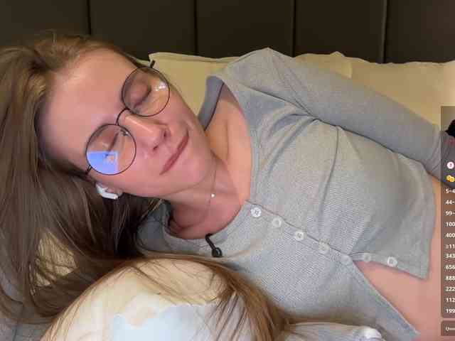 VikkiExtraCheese's chat room