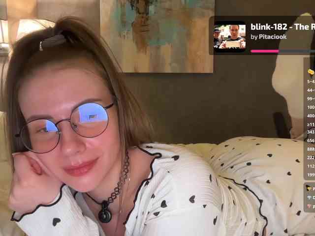 VikkiExtraCheese's chat room