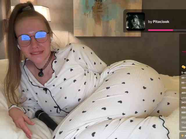 VikkiExtraCheese's chat room