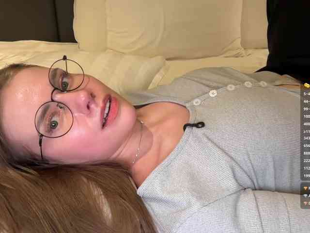 VikkiExtraCheese's chat room