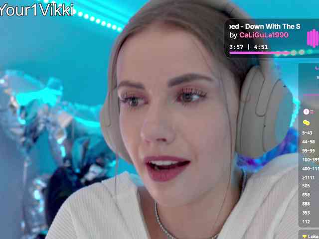 VikkiExtraCheese's chat room
