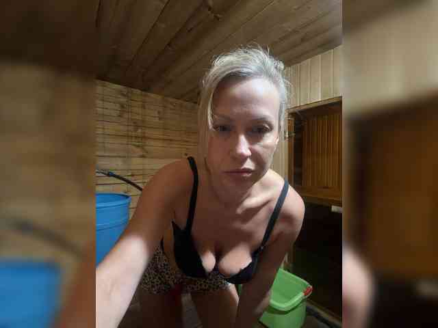 Milfa_hot's chat room