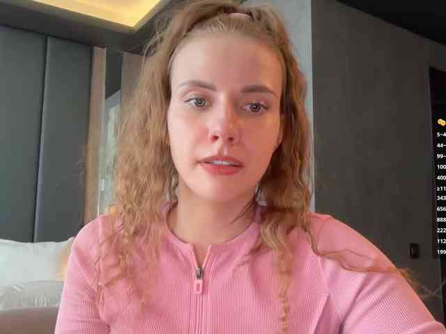 VikkiExtraCheese's chat room