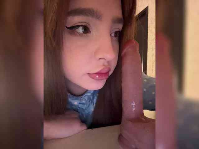 LittleDelora's chat room