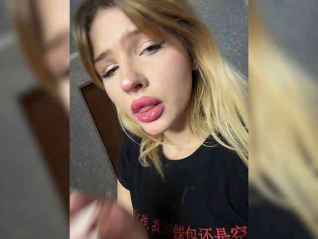 -Melani-'s chat room