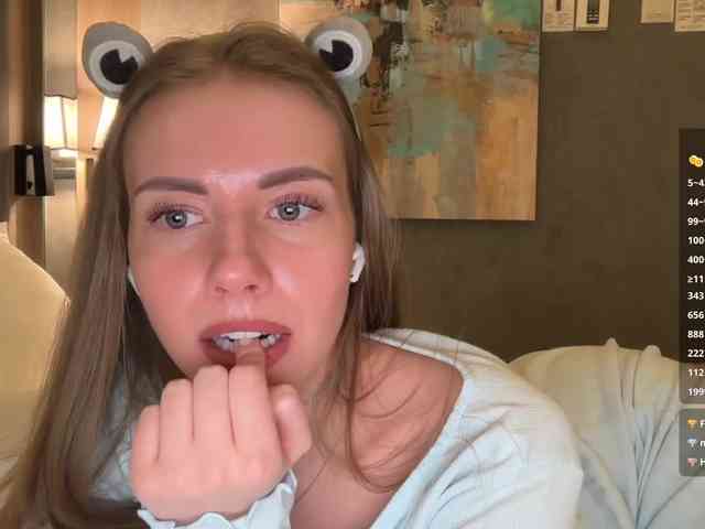 VikkiExtraCheese's chat room