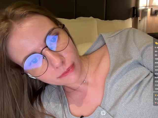 VikkiExtraCheese's chat room