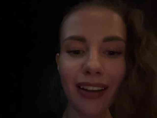 VikkiExtraCheese's chat room