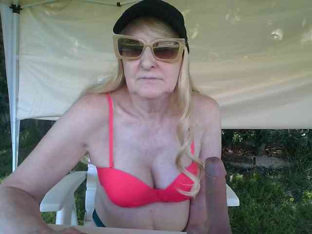 BlondMilfTascha's chat room
