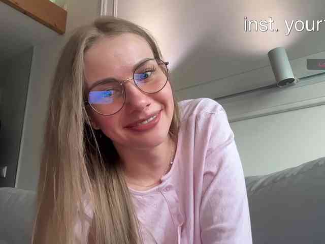 VikkiExtraCheese's chat room