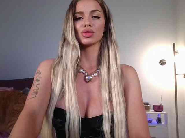 NicoleSarahX's chat room