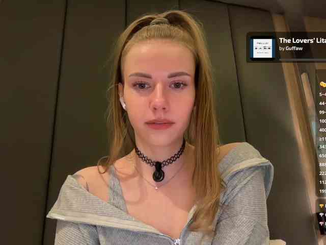 VikkiExtraCheese's chat room