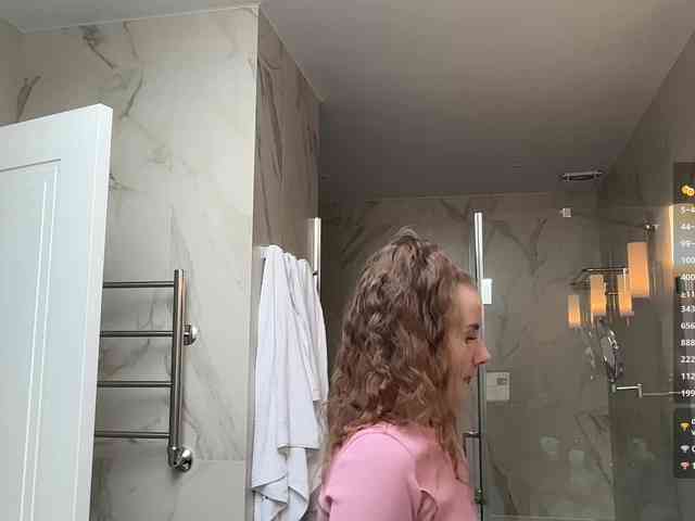 VikkiExtraCheese's chat room