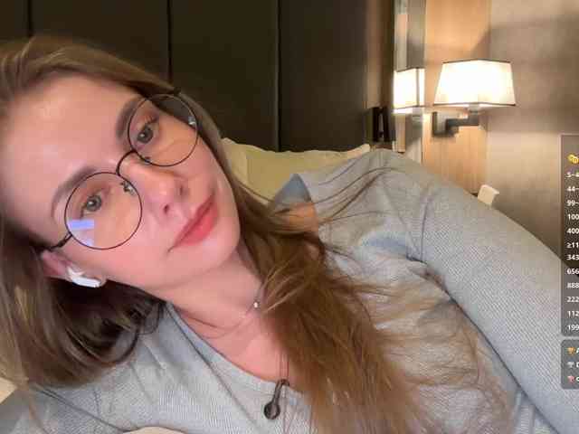 VikkiExtraCheese's chat room