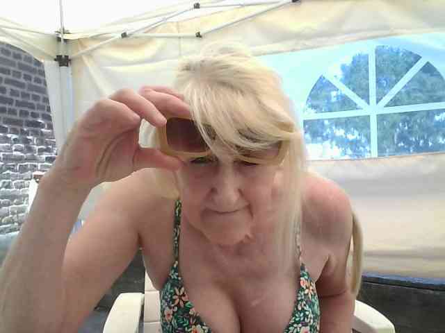 BlondMilfTascha's chat room