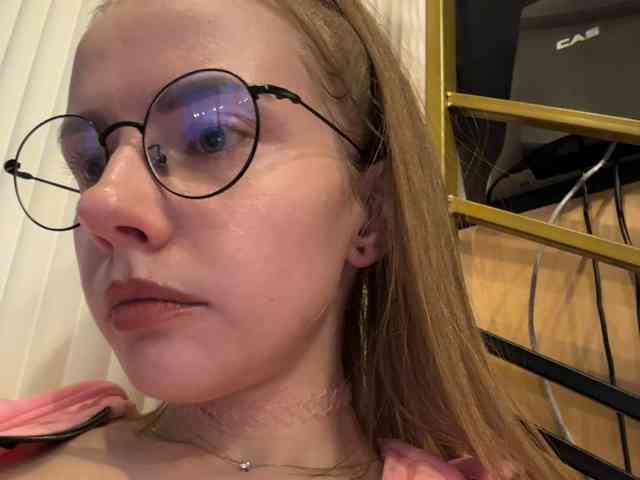 VikkiExtraCheese's chat room