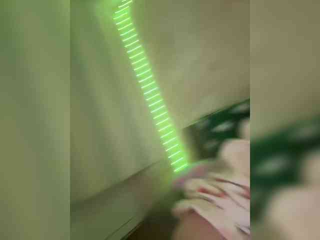 LittleDelora's chat room