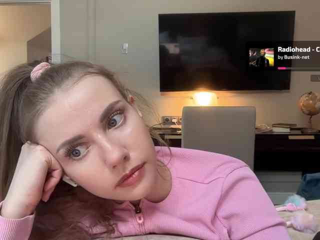 VikkiExtraCheese's chat room