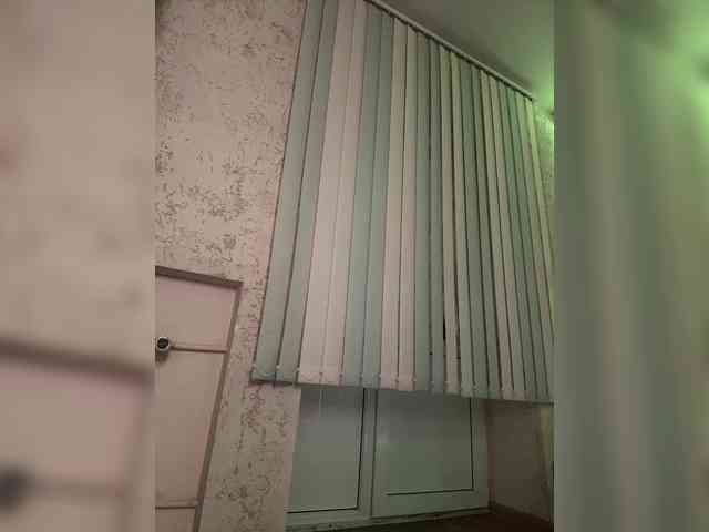 LittleDelora's chat room