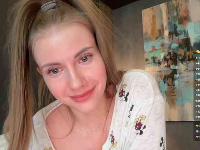 VikkiExtraCheese's chat room