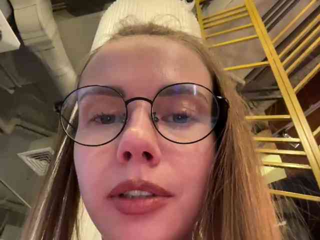 VikkiExtraCheese's chat room