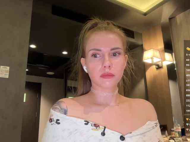 VikkiExtraCheese's chat room