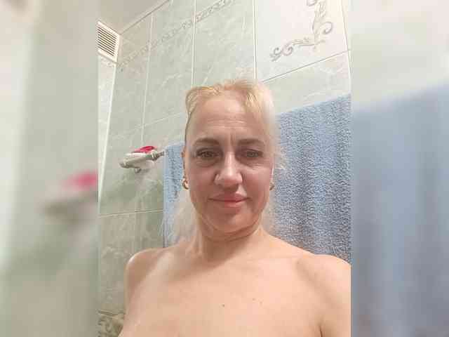 KissMiSveet1234's chat room