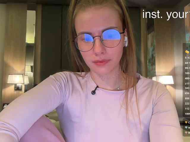 VikkiExtraCheese's chat room