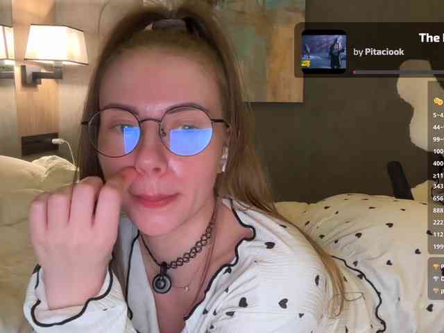 VikkiExtraCheese's chat room