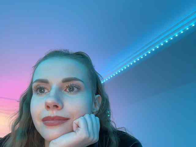 VikkiExtraCheese's chat room