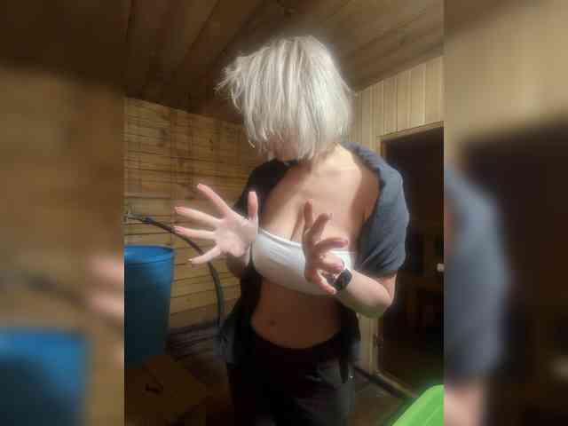 Milfa_hot's chat room