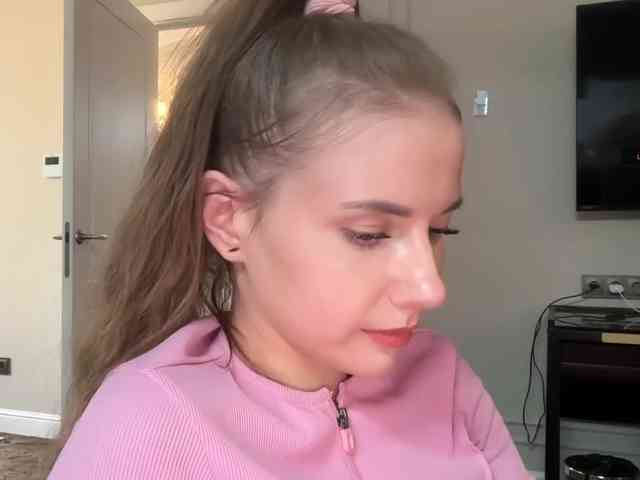 VikkiExtraCheese's chat room