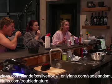 blondefoxsilverfox's chat room