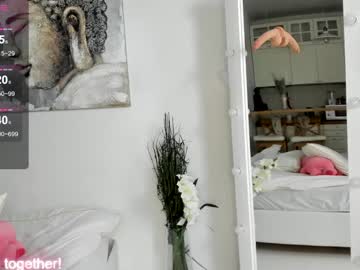 lili_and_niki's chat room