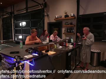 blondefoxsilverfox's chat room