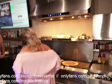 blondefoxsilverfox's chat room