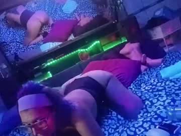 kikilovespartylights's chat room