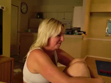 summerishotter's chat room