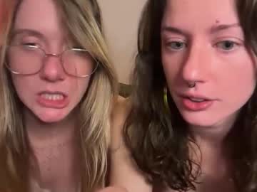 2girls1boat's chat room