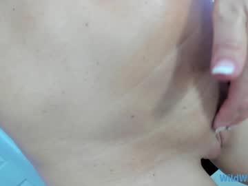 wildwifebarbie's chat room