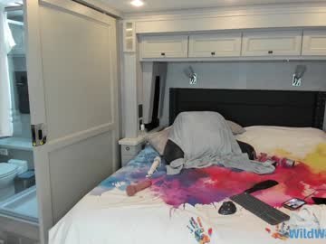 wildwifebarbie's chat room